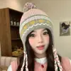 Gorro de Punto Jacquard a Rayas de Colores Retro Nuevo para Otoño e Invierno con Correas Protectoras para las Orejas y Pequeño Gorro de Lana para Mujer que Muestra la Cara