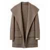 Novo Casaco de Lã Dupla Face Feminino Outono/Inverno 2026 com Lapela e Bolsos Grandes de Aplique, Design Estiloso LJ2508
