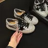 Zapatos de caña baja 2026 elegantes casuales zapatillas de entrenamiento alemanas nuevas zapatillas blancas para mujer lona suela gruesa con cordones diseño de estrella de lentejuelas