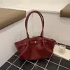 El bolso popular de estilo coreano para mujer de este año es el nuevo modelo de otoño 2026, un bolso de hombro plisado de color liso para ir al trabajo y para llevar debajo del brazo.