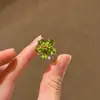 ¡Vibrante! Anillo de Flor Verde Oliva con Incrustación Completa de Diamantes, Diseño Exquisito, Versátil, Lujo Ligero, Moderno, Sensación de Alta Gama