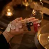 Llavero con caja creativa de cuero PU para guardar labiales, con espejo de maquillaje en forma de corazón y colgante de cubierta protectora para labiales, para Amazon transfronterizo
