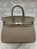 26 Modelos Nuevos de Bolsos de Cuero Genuino para Mujer con Hebilla Plateada, Bolso Platino, Piel de Vaca de Capa Superior con Patrón de Lichi 25cm/30cm Bolsos para Mujer, Venta al por Mayor desde el Fabricante