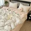 Conjunto de cuatro piezas de algodón fresco y lindo con estampado de dibujos animados, estilo INS de algodón puro, adorable y suave, adecuado para todas las estaciones, juego de tres piezas para dormitorio