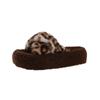 Pantuflas pequeñas de moda con estampado de leopardo y piel sintética para mujer, colección otoño/invierno 2025, nuevas pantuflas de algodón con suela gruesa. Venta al por mayor.