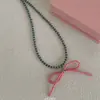 Corrente de Clavícula Artesanal Verde e Rosa para Primavera e Verão, Colar com Laço Rosa, Corrente de Suéter Delicada para Mulheres