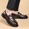 Zapatos casuales de cuero negros, estilo nuevo, transpirables, adecuados para uso formal y de negocios, mocasines para hombre sin cordones, zapatos fáciles de poner