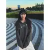 Nova coleção de outono feminina: moletom com capuz listrado cinza escuro com bordado de estrela, corte amplo e relaxado, blusa casual de manga longa