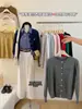 Cardigã de malha retro doce de manga comprida com bordado de laço pequeno para mulheres, peça de outer wear suave para o outono para usar por cima de suéteres.