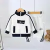 Conjunto Deportivo Bordado Estilo Coreano para Niños Unisex Bloque de Color Cuello Alto Chaqueta Cardigan Pantalones Deportivos Elegante Conjunto de Dos Piezas