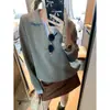 Além disso, o novo modelo de outono é uma blusa de moletom casual com gola polo listrada em patchwork, com visual de duas peças, elegante e sofisticada MQ1780