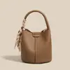 Productos genuinos Bolso de mostrador 2024 Nuevo Bolso de moda para mujer Bolso de hombro cruzado Verano Bolso de mano de cuero genuino de alta gama Bolso tipo cubo