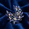 Broche de flor de gardenia de alta calidad para mujer, alfiler de cristal de aleación, ropa que combina con todo, ramillete fijo, luz anti-corrosión, decoración de collar