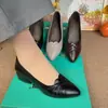 Sapatos femininos confortáveis de sola macia para mães, novo modelo de outono 2026, sapatos de couro femininos para meia-idade, sapatos de salto baixo para mulheres de meia-idade e idosas