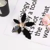 Nueva colección de broches de flor de acrílico con diseño vintage, borlas de camelia, accesorios para mujer, joyería transfronteriza al por mayor