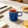 Juego de vajilla de cerámica de color bloque azul nórdico y rosa para uso doméstico, que incluye cuencos, platos, tazas, teteras, platos decorativos y moldes para hornear únicos, disponibles para exportación al por mayor.