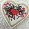 Venta al por mayor de fábrica pegatinas de tela de amor accesorios para ropa pegatinas de tela bordado de computadora aplique multicolor bordado de amor de color