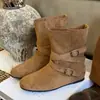 Botas da moda para mulheres, bico redondo, camurça, com tiras cruzadas e fivelas, salto interno, botas western de cano médio, estilo retrô e casual
