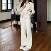 Foto real del nuevo diseño de otoño e invierno: pantalones largos casuales holgados que te hacen ver más alto y delgado, pants deportivos de pierna ancha, traje de mujer con forro polar