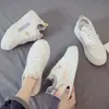 Sapatos casuais femininos, novos tênis outono 2026, sapatos brancos de couro respirável, estilo coreano versátil, sapatos de plataforma ins