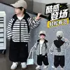 Conjunto de cárdigan con capucha para niño Primavera y Otoño 2026 Nuevo Estilo Coreano Chaqueta a Rayas y Pantalones Jogger Conjunto de Dos Piezas