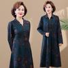 Último vestido longo de outono estilo ocidental para mães de meia-idade, vestido de tamanho grande que cobre a barriga para mulheres de meia-idade e idosas, para primavera e outono