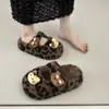 Pantuflas antideslizantes casuales y versátiles para interior, colección de invierno 2026, con lindos diseños de gatos de dibujos animados, suelas gruesas y cubiertas peludas para los dedos.