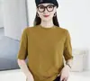 Moda estilo europeu, camiseta básica com ombro normal, um item popular para o início do outono, apresentando uma cor vermelha Ankara e gola semi-alta, com comprimento de manga de três quartos