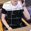 2021 Verano Nuevo Camiseta de Manga Corta con Cuello Redondo para Hombre a la Moda Rayada Ins Estilo Coreano Ajustada Versátil Juvenil Camiseta Base