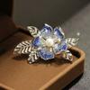 Nuevo y elegante broche de alta gama con incrustaciones de piedra azul degradado atmosférico y rosa azul, broche de flor combinable para mujer