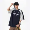 Camiseta Retrô Resistente Color Block Patchwork de Manga Curta para Homens e Mulheres, Tendência Verão 2026 Estilo College com Estampa de Letra, Camiseta de Manga Curta para Casais