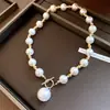 Collar Cruzado Europeo y Americano con Perlas y Pedrería Hebilla OT Sentido de Lujo Ligero Cadena para Clavícula Diseño de Sentido Collar de Nicho para Mujeres