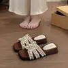 Sandalias de Perlas Francesas de Una Tira para Mujer Verano Exterior Suela Plana Estilo Resort con Faldas Zapatillas Suaves Frescas Tacón de Cuña Cómodo