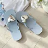 Nuevas chanclas de verano para mujer con diseño de corazón 3D, modernas y elegantes, de suela suave, ligeras, sandalias de dedo estilo coreano únicas