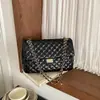 Bolsa de grande capacidade acolchoada com fio de diamante, novo estilo 2026, bolsa de ombro única e transversal feminina moderna e versátil, bolsa tote com toque de alta qualidade