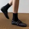 Sapatos Rasos Retro de Velcro para Mulheres 2026 Novos Versáteis Pretos Baixos Confortáveis Sapatos de Couro Mary Jane