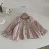 Chamarra cortavientos para bebé estilo INS para primavera y otoño con bolsillo de oso y cuello de doble capa con encaje para niñas, cárdigan de un solo botón