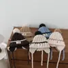 Gorro de lana con pompón estilo coreano para niños, moderno y versátil, con diseño de oso de retazos, gorro de punto para abrigarse al aire libre y proteger los oídos, gorro sin cierre para niños