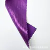 Tela satinada arrugada con estampado dorado integral, suave y con buena caída, con un efecto crepé brillante, adecuada para decoración de vestidos de moda y trajes de escenario.