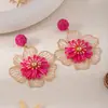 Pendientes exagerados estilo resort de metal y rafia con patrón de flor hueca, únicos y elegantes con un temperamento a la moda