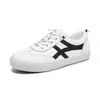 Zapatillas blancas acolchadas para mujer de piel de vacuno y oveja de capa superior, nuevo modelo otoño e invierno 2026, versátiles y cómodas, zapatillas de entrenamiento alemanas, zapatos casuales para mujer
