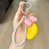 Llavero de Resina de Plátano con Accesorio de Moño de Colores Cadena con Perlas de Imitación Colgante Pequeño Decorativo para Bolsa de Viaje