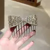 Pente de Cabelo Presilha com Laço de Strass Exquisito Francês para Mulheres Artefato de Fixação para Coques na Parte de Trás da Cabeça Acessório de Cabelo Versátil e Fashion