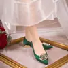 Zapatos de salón de satén de seda, zapatos de boda verdes, zapatos de novia, zapatos de vestir estilo chino Xiuhe con botones de perlas, punta fina, tacón alto grueso