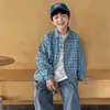 Tong Ku Roupa Infantil Coleção Outono 2026 Xadrez Dopamina Bordado de Letras Roupas para Meninos Estilo Coreano Borda Desfiada Camisa Infantil Tendência