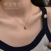 Colar minimalista novo e pequeno em aço titânio com pingente de gota d'água para mulheres, corrente de clavícula de luxo leve e nicho da moda, acessório de pingente de alta qualidade