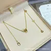 Bao Ge Jia Cadena para Clavícula Mini Collar de Diamantes con Borde Cero Resortes Artesanía de Precisión CNC Nuevo Festival Qixi Chapado Grueso en Oro de 18 Quilates e Incrustado con Diamantes