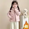 Chaqueta ligera de plumas para niña, nuevo estilo otoño e invierno 2026, con capucha y cremallera, cálida, uniforme escolar, prenda exterior esencial para niños