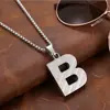 Colar Pingente de Aço Titânio Europeu e Americano Color-Preserving 26 Letras Aço Inoxidável, Corrente de Clavícula Marca Tendência Personalizada Joias Hip-Hop