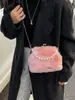 Bolsa de Pelúcia com Corrente de Pérolas Design de Nicho Outono e Inverno para Mulheres 2025 Nova Bolsa Satchel de Pelúcia Transversal Bolsa para Celular